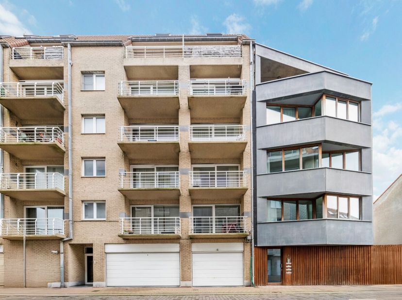 Dit duplex appartement is gelegen op een uitstekende ligging in Bredene. Het ligt op wandelafstand van het strand alsook van winkels en openbaar vervo