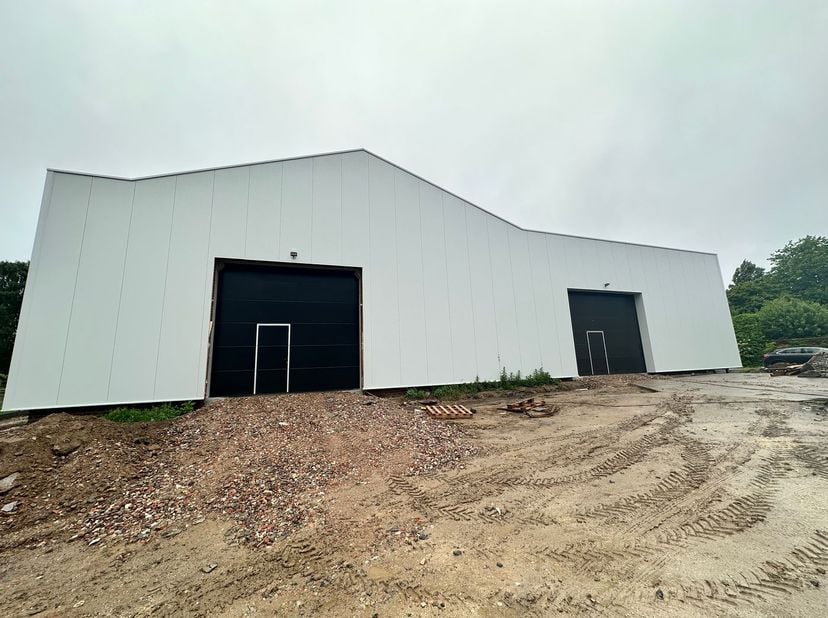 Nieuwbouw KMO-unit van 280 m² te huur, uitstekend gelegen nabij de bedrijvige Steenweg Asse met een vlotte verbinding naar de E429.&lt;br /&gt;
&lt;br /&gt;
De un