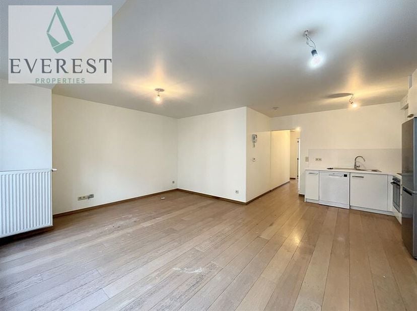 Parc Josaphat, à proximité de toutes les commodités et des transports en commun. Superbe appartement lumineux non meublé de ±83m², situé au 2éme étage