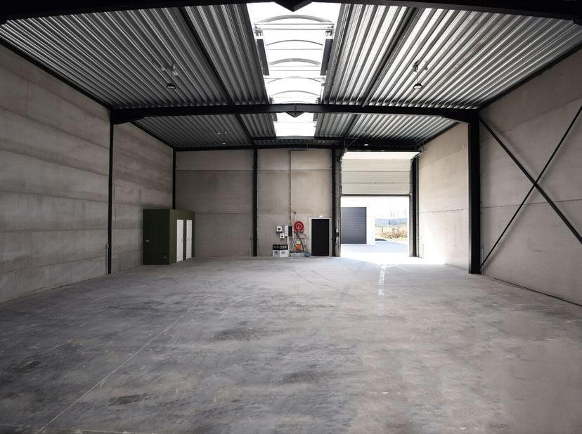 Goed gelegen nieuwbouw KMO-unit met een oppervlakte van 267m² (14,44m breed x 18,52m diep) op bedrijventerrein Kunstdal te Eeklo.&lt;br /&gt;
De loods heeft