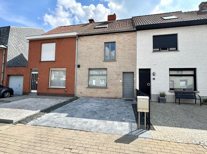 Deze woning is gelegen in een woonwijk aan de stadsrand.&lt;br /&gt;
Indeling:&lt;br /&gt;
Glv: oprit (5m op 5.35m) - inkomhal (4,70m²) met apart hangtoilet en sp