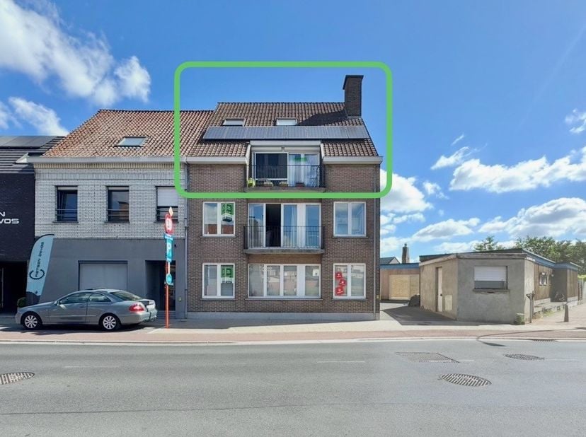 Instapklaar duplex appartement op centrale locatie te Sint-Eloois-Vijve, met goede verbindingen en nabij alles wat men nodig heeft; Indeling: inkom, t