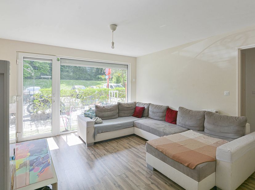 Maxime Real Estate vous présente cet appartement reconnu en 1 chambre (actuellement transformé en 2 chambres) avec une belle terrasse.&lt;br /&gt;
Situé sur