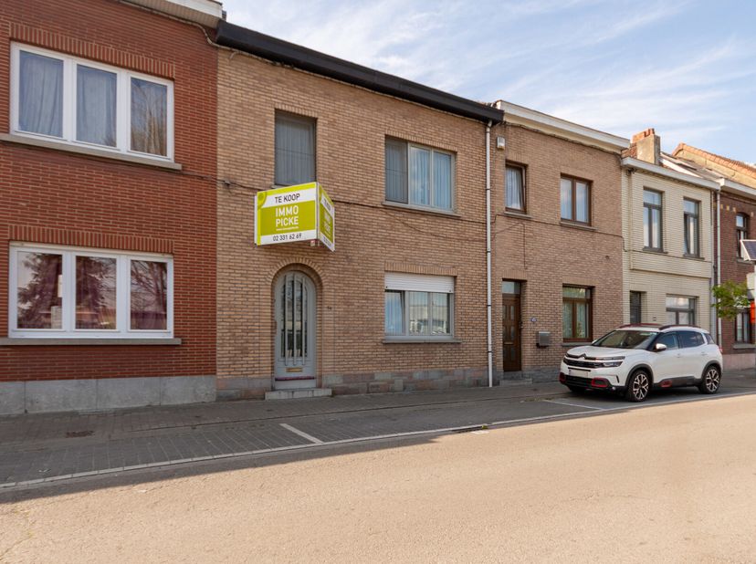 Immo Pické biedt U deze uiterst gunstig gelegen woning aan gelegen in de nabijheid van scholen, winkels, openbaar vervoer en de belangrijkste verbindi