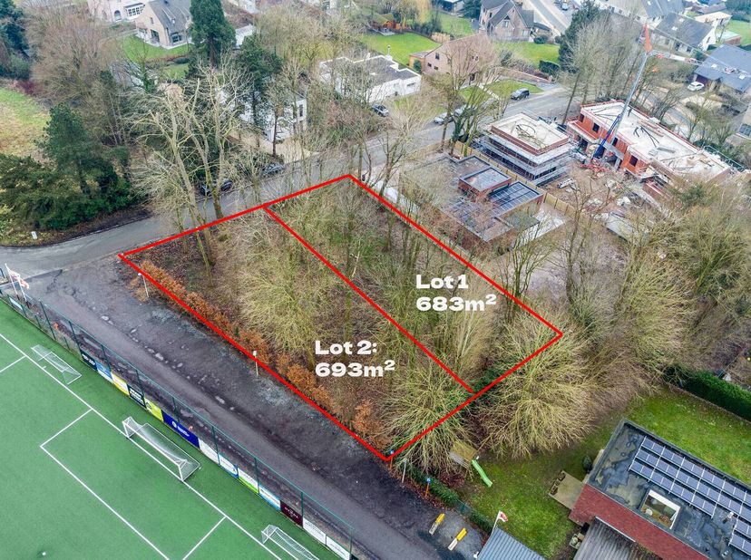 Deze bouwgrond is gelegen in een residentiële buurt in de dorpskern van Dikkelvenne, op wandelafstand van scholen, winkels en openbaar vervoer.  &lt;br /