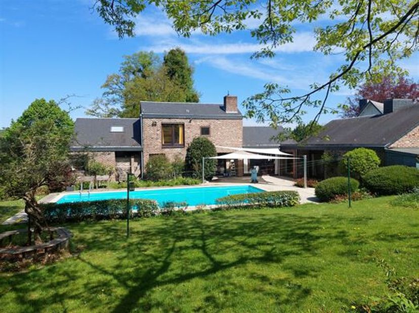 Élégante villa de 1976 située dans un quartier résidentiel calme sur les hauteurs d&#039;Esneux et bien implantée au milieu d&#039;un beau jardin arboré d&#039;envir