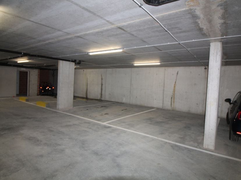 Dit nieuw garagecomplex is gelegen in de  &quot;Residentie Robrecht Van Bethune&quot; en omvat 19 nieuwbouwappartementen en 29 ondergrondse autostaanplaatsen. &lt;