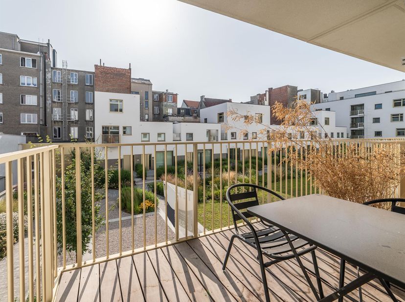 Gelegen in het centrum van Antwerpen, omringt door een oase van rust dankzij de mooie gemeenschappelijke groene binnenkoer, mooi gemeubeld appartement