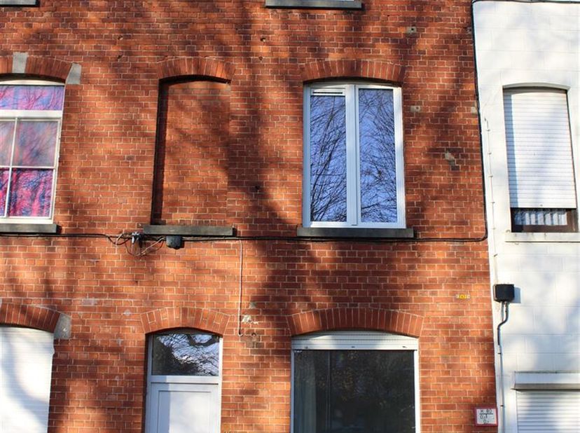 Rustig gelegen woning met inkom, voorplaats, living, ingerichte badkamer, afzonderlijk toilet, berging, 2 slaapkamers, ruime zolder (mogelijkheid tot