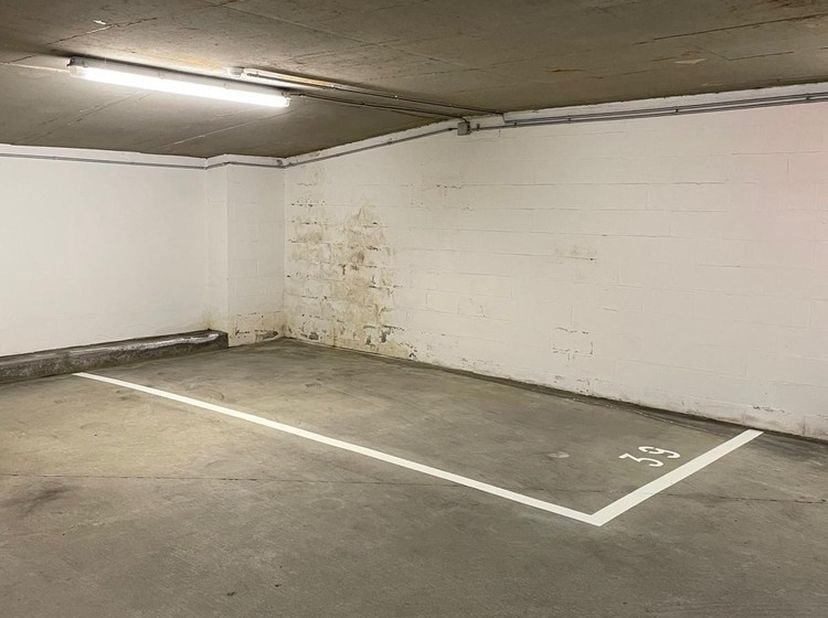 Te koop: parkeerplaats in hartje Brussel gelegen aan Rue Keyenveld 6. Deze goed bereikbare parkeerplek biedt een uitstekende oplossing voor wie dageli