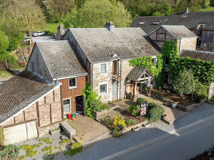 Durbuy: ISIMMO heeft het genoegen u dit prachtige gebouw aan te bieden in het mooie dorpje Heyd in de toeristische gemeente Durbuy! Momenteel in gebru