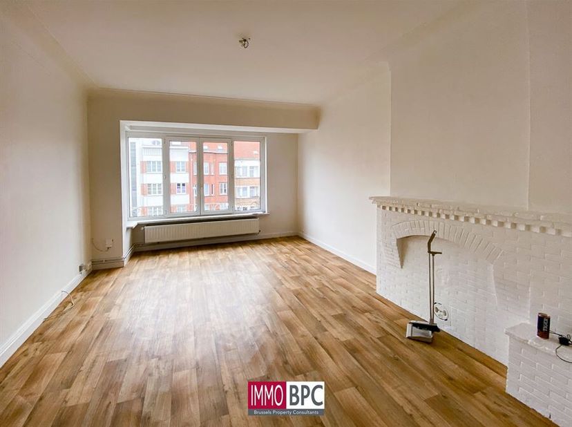 Découvrez cet appartement lumineux et rénové, situé à Molenbeek, proche du Karreveld, idéal pour les jeunes couples ou les petites familles. Avec une