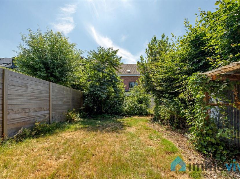 Centraal gelegen woning met 6 slaapkamers en tuin met achteringang&lt;br /&gt;
Deze te renoveren gezinswoning is uitstekend gelegen in het hart van Kontich,