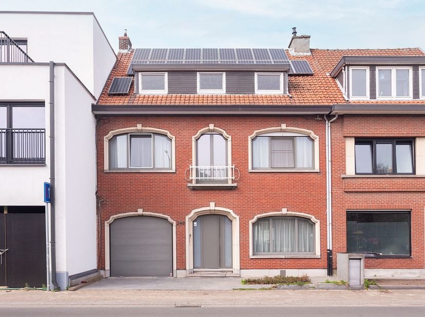 Deze perfect onderhouden woning is gelegen op een centrale ligging, op een boogscheut van wandel- en fietspad aan de Schelde. De uitstekende locatie i