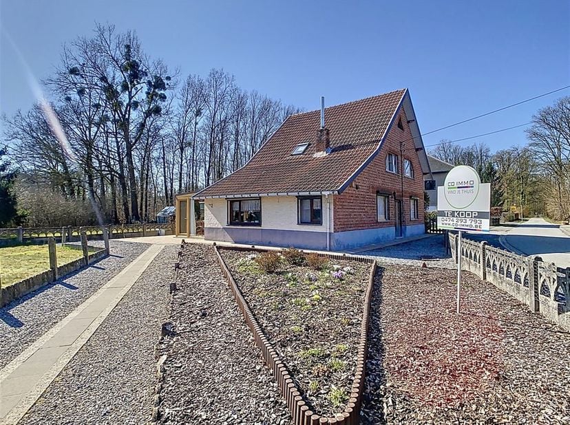 Op te frissen/te renoveren charmante woning met veranda, tuin en garage, gelegen te Tielt-Winge, Walenbosstraat 9, totaal perceel oppervlakte van 12a