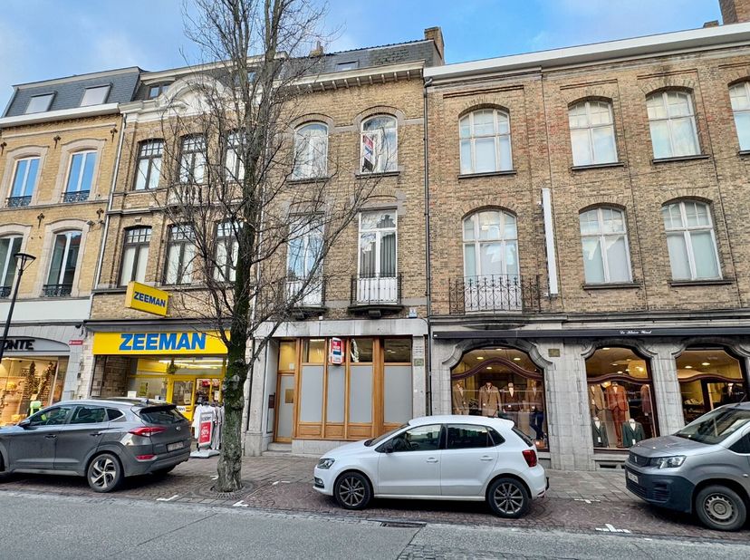 Deze voormalige bank is gelegen op 100m van de Grote Markt.&lt;br /&gt;
Er zijn naast de receptie nog 3 aparte burelen aanwezig. Op het eerste en de tweede