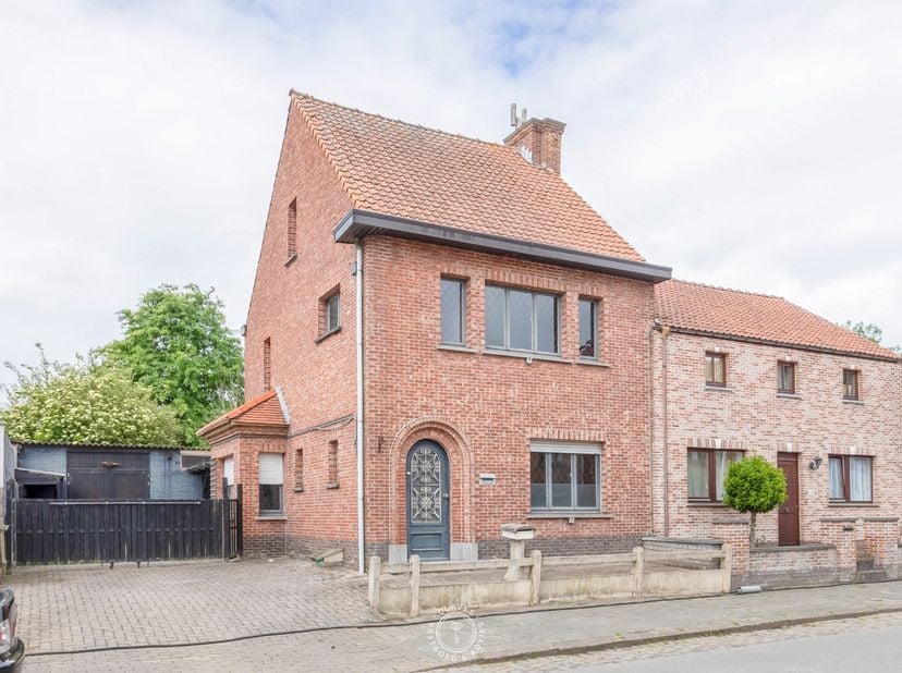 Bent u op zoek naar een woning met potentieel, waar u wonen en werken perfect kan combineren? Deze deels afgewerkte woning met aanpalend magazijn bied