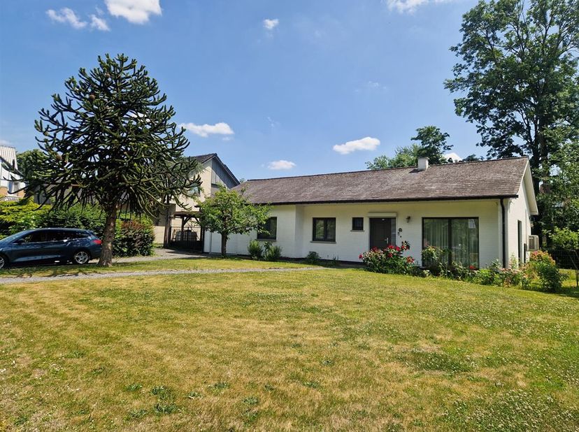 Superbe maison rénovée de plain-pied, avec 2 chambres, garage et jardin sise à proximité du centre de Péruwelz.&lt;br /&gt;
Le bien, d&#039;une superficie d&#039;envi