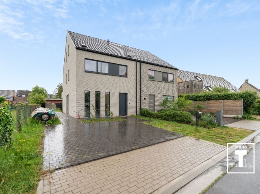 In een doodlopende straat te Melsen treffen we deze energiezuinige woning uit 2023. Gebouwd met aandacht voor het energetische verhaal en met gebruik