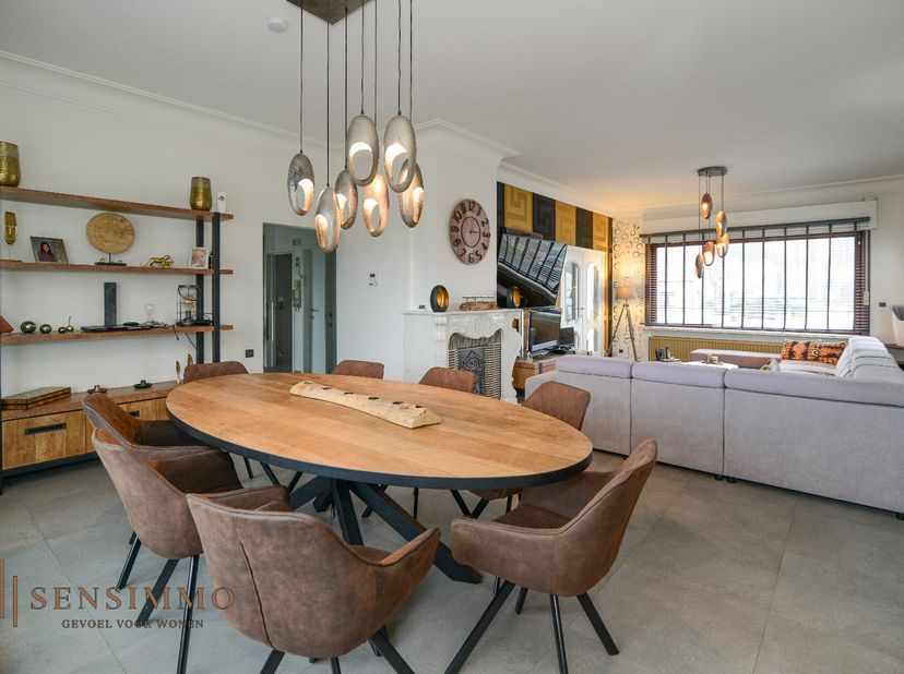 Stap binnen in deze karaktervolle open bebouwing uit de jaren 70, volledig gerenoveerd en uitgerust met hedendaagse voorzieningen. Dit pand biedt niet