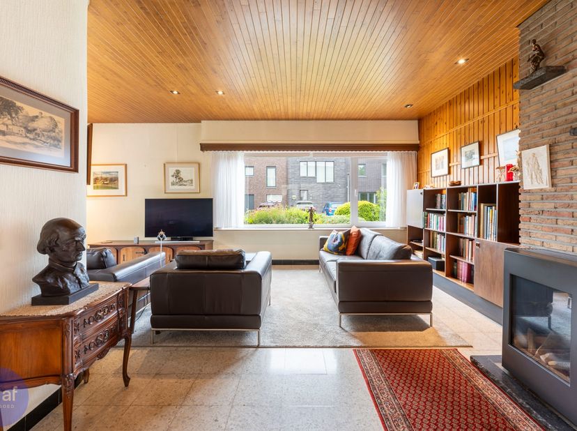 Prille dertiger die meer ruimte zoekt voor gezinsuitbreiding of frisse vijftiger die wil genieten van een grote tuin? In dit huis in de Torenstraat li