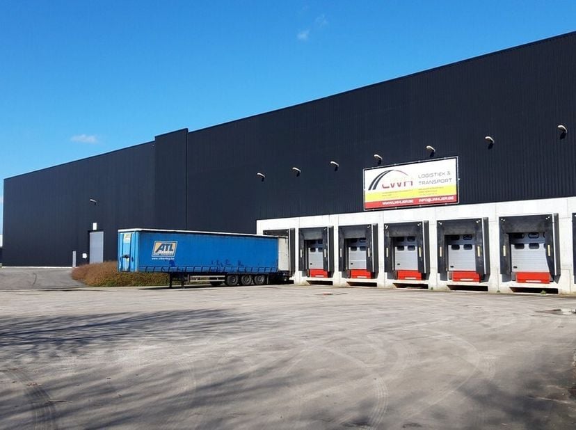 3000m² magazijn met 150m² kantoren&lt;br /&gt;
Ligging: op 550m van afrit E313 en bushalte op 450m&lt;br /&gt;
Specificaties: 12m vrije hoogte, 4 laadkades, geïso