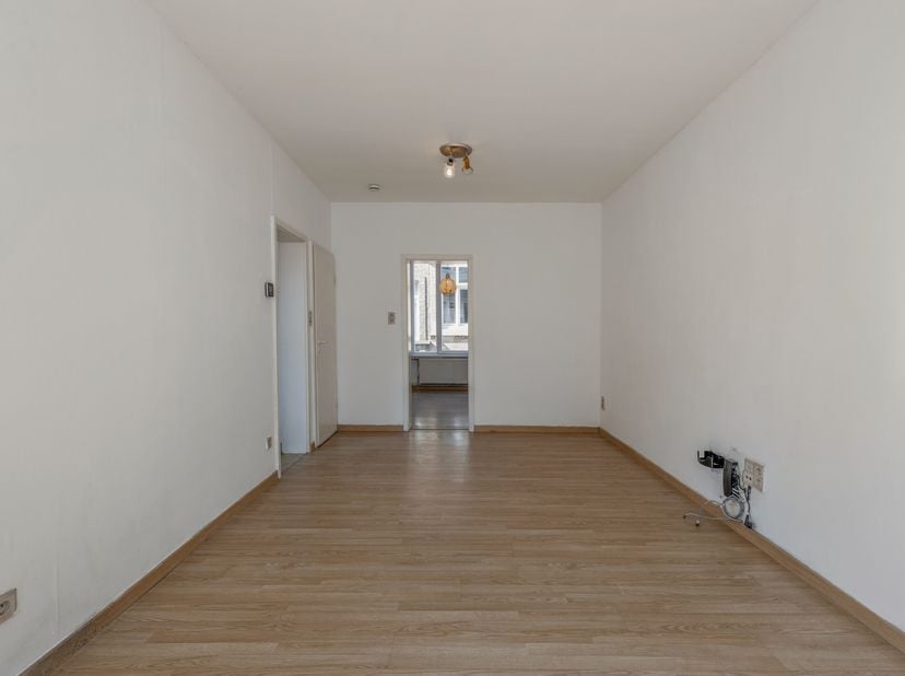 Maison à vendre avec 3 chambres, 2 salles de bains et une terrasse ensoleillée dans le centre d&#039;Ypres. La maison est située dans la Lange Meersstraat