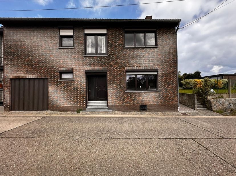 Deze gerenoveerde woning aan Hellebronstraat 2 te Gingelom combineert de elegantie van een herenhuis met modern comfort. Deze ruime, gezellige woning