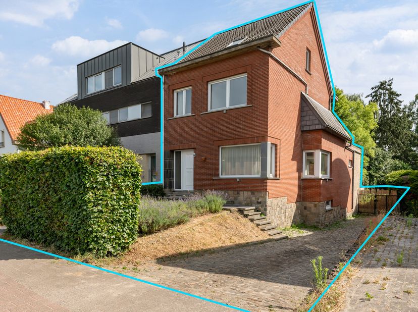 Lichtrijke woning met 4 slks, volledig onderkelderd en ZW-tuin op 575 m².&lt;br /&gt;
BEKIJK ZEKER ONZE (VIRTUELE) GRONDPLANNEN EN ATTESTEN VOOR DE INDELING