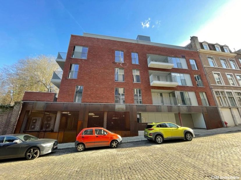 Penthouse meublé, à proximité du centre-ville, situé au 4ème étage, comprenant hall d&#039;entrée, 2 wc, cuisine équipée moderne ouverte sur séjour, grande