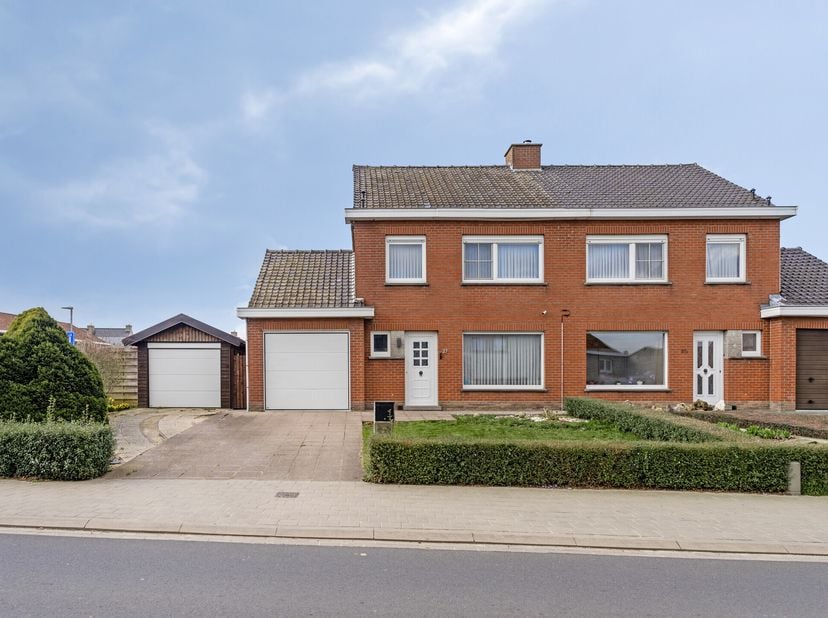 Halfopen bebouwing te koop in Wijtschate op 561m². Deze halfopen woning met 3 slaapkamers en twee garages is uitermate geschikt als gezinswoning. Gele