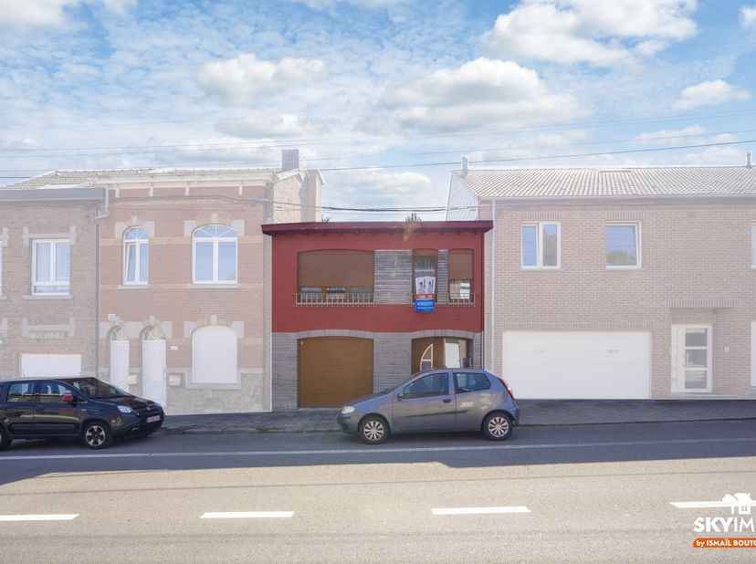 Skyimmo a le plaisir de vous présenter cette charmante maison située dans le haut de Seraing.&lt;br /&gt;
Avec ses 2 chambres, 2 salons, 2 cuisines, un bure