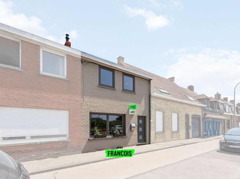 Welkom in deze sfeervolle, instapklare woning te koop in Ieper, op een topligging nabij het centrum. Deze gerenoveerde eigendom (2014) combineert hede