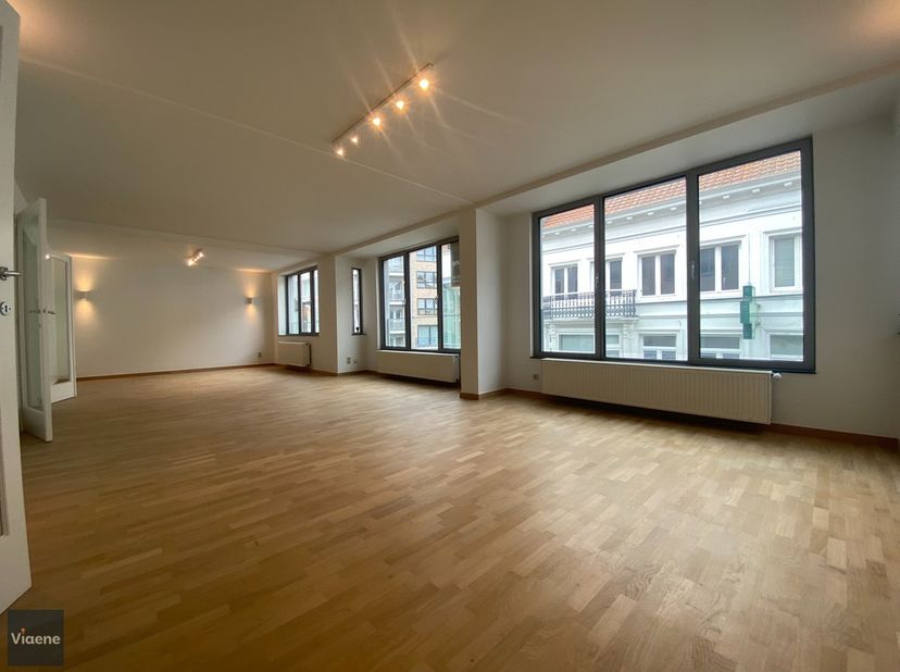 Volledig gerenoveerde Kantoorruimte centrum Oostende - totale oppervlakte 150 m² - gelegen pal in het stadscentrum nabij het station - volledige 2e ve
