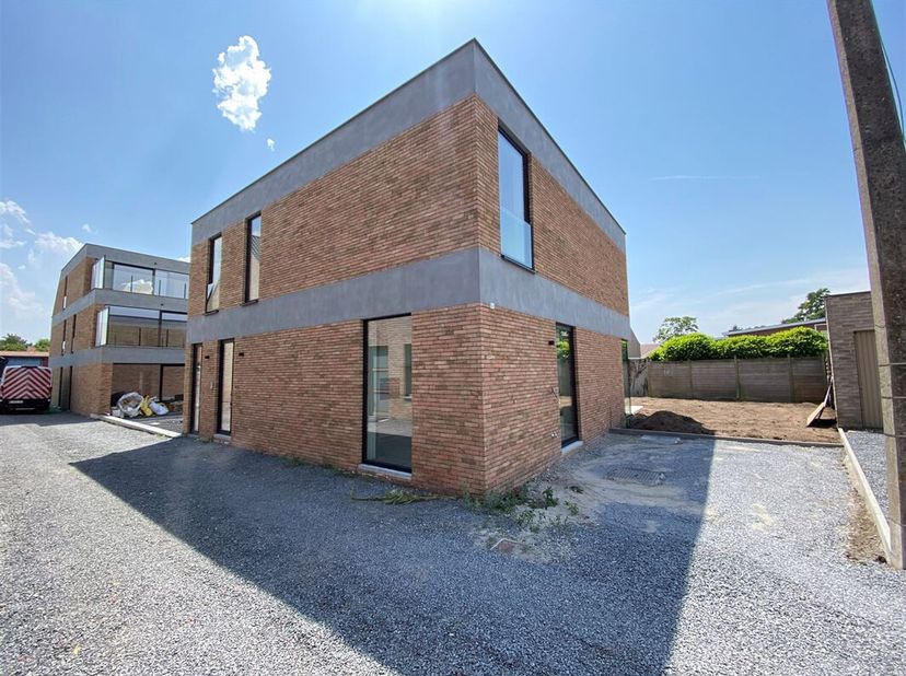 Voor meer informatie betreft de woonst, gelieve te surfen naar: https://verdegemvastgoed.be/project/21286/vh_sleidinge_weststraat-104-a&lt;br /&gt;
Indien u