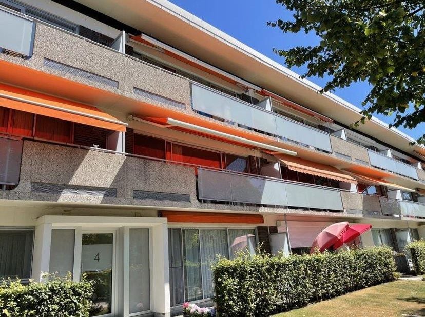 Appartement bien situé dans une rue calme avec verdure et à deux pas du Carrefour Express. Au 2ème étage (sans ascenseur). Hall, WC séparé, grand livi