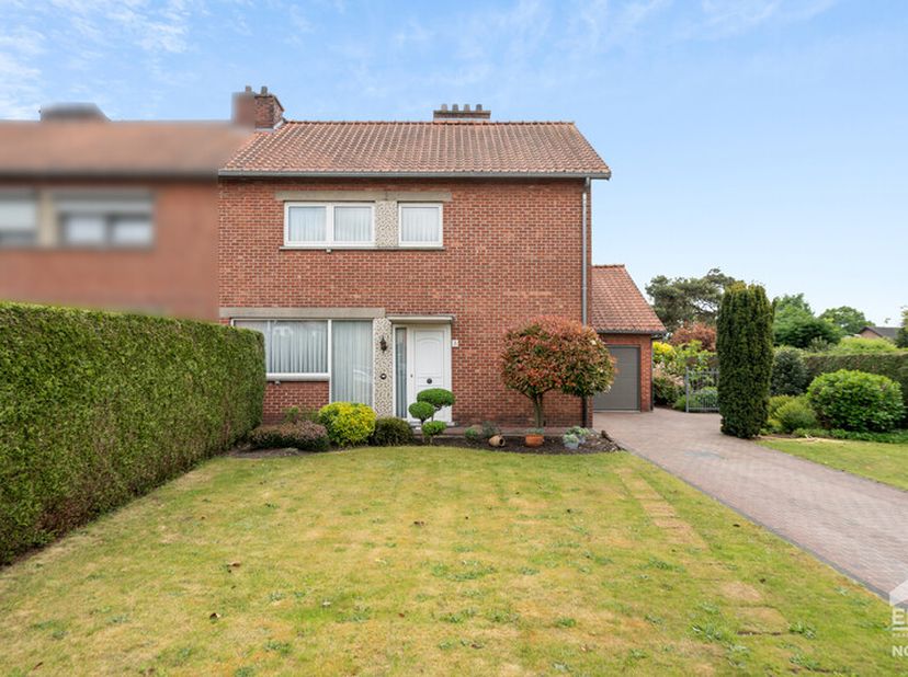 Aan de Leemstraat 3 bevindt zich deze goed onderhouden gezinswoning in het rustige en groene Boxbergheide, op een perceel van 7a 87ca.Voor meer info,