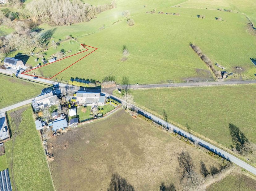 ERA B-LUX biedt u met plezier deze bouwgrond aan, gelegen in Bende, een deelgemeente van Durbuy.Dit perceel van 1.092 m² is geschikt voor een halfopen