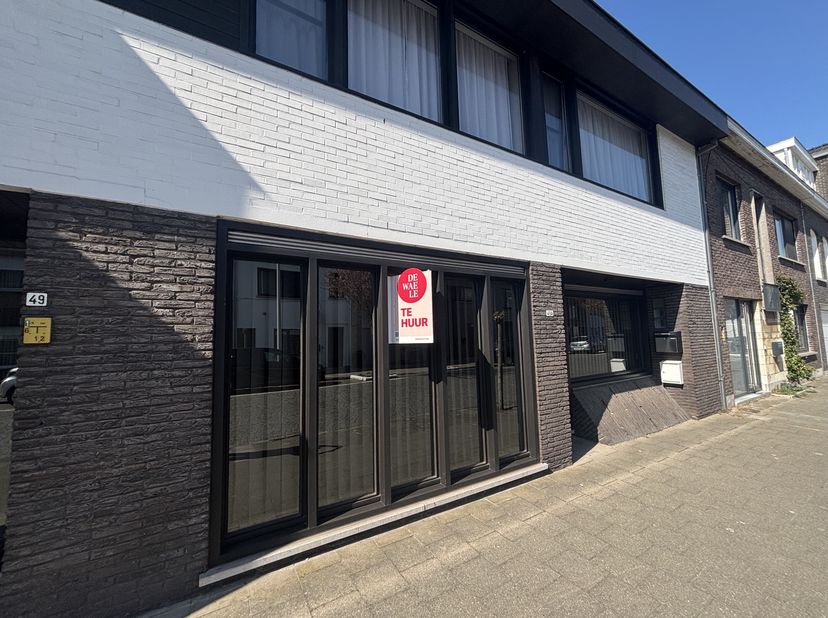 Cet espace de pratique était bien entretenu et est facilement accessible. Le bâtiment peut également être utilisé comme bureau. Le prix de location co