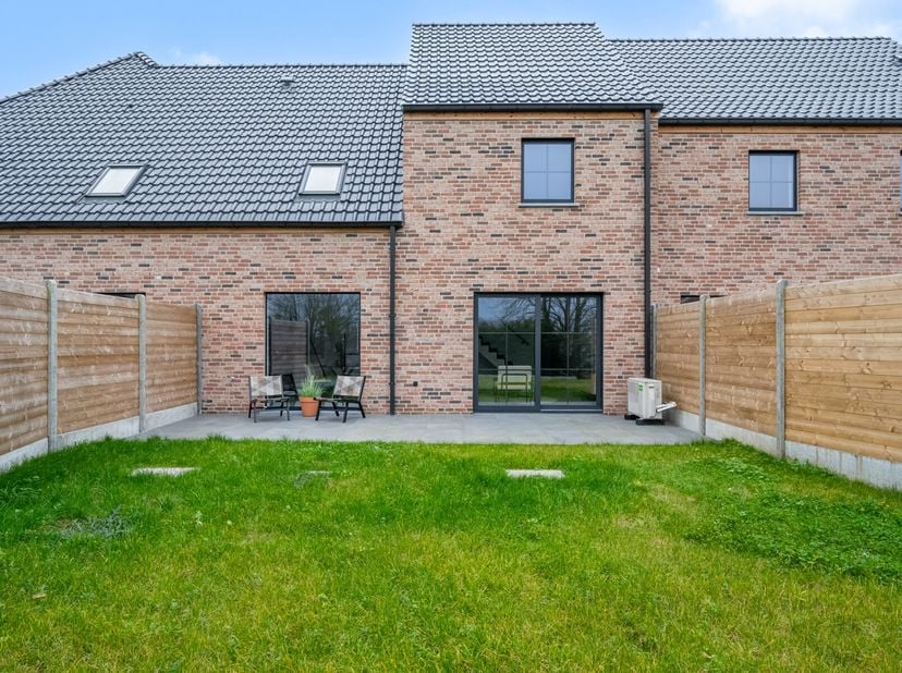 Cette maison économe en énergie a été construite selon des règles de construction strictes : Panneaux solaires, pompe à chaleur, double vitrage HR en