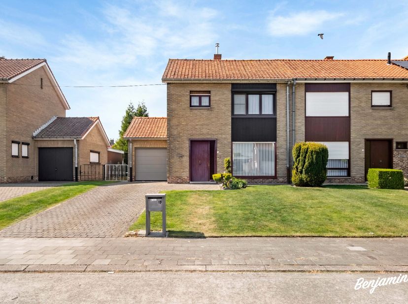 - Ideale ligging in Harelbeke: Korenbloemstraat 17&lt;br /&gt;
- Lichtrijke leefruimte&lt;br /&gt;
- Praktische keuken&lt;br /&gt;
- 3 slaapkamers + badkamer op de eers