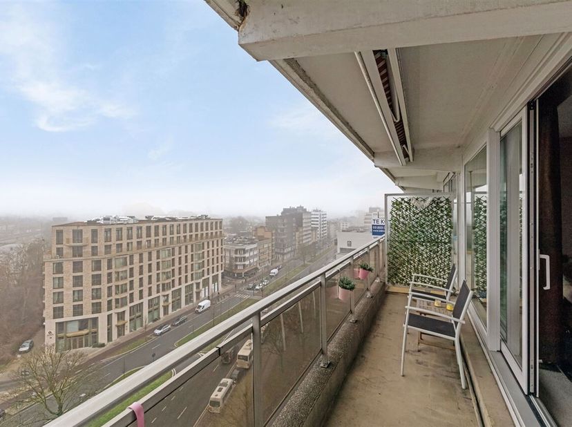 Bent u op zoek naar een comfortabel en praktisch appartement op een toplocatie in Antwerpen? Dit appartement op de 10de verdieping met een adembenemen