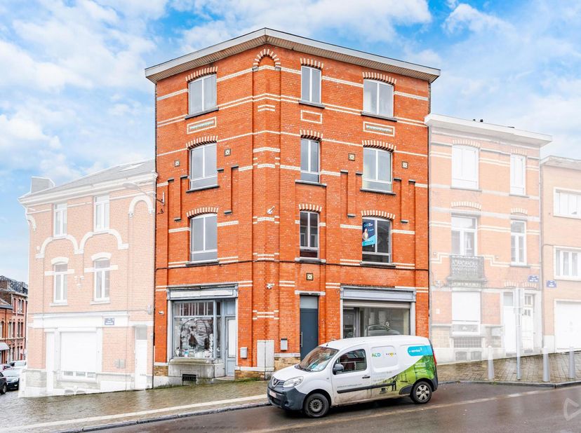 We invest Liège vous propose cet immeuble de rapport de 320 m² à RÉNOVER, idéalement situé proche du centre-ville. Entièrement conforme aux normes urb