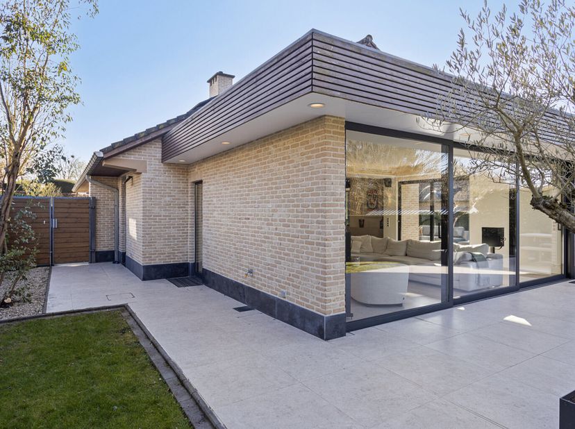 Deze prachtige 60ties villa werd door de jaren heen met zorg onderhouden. Zowel de energetische als interieurverbeteringen zijn met veel aandacht voor