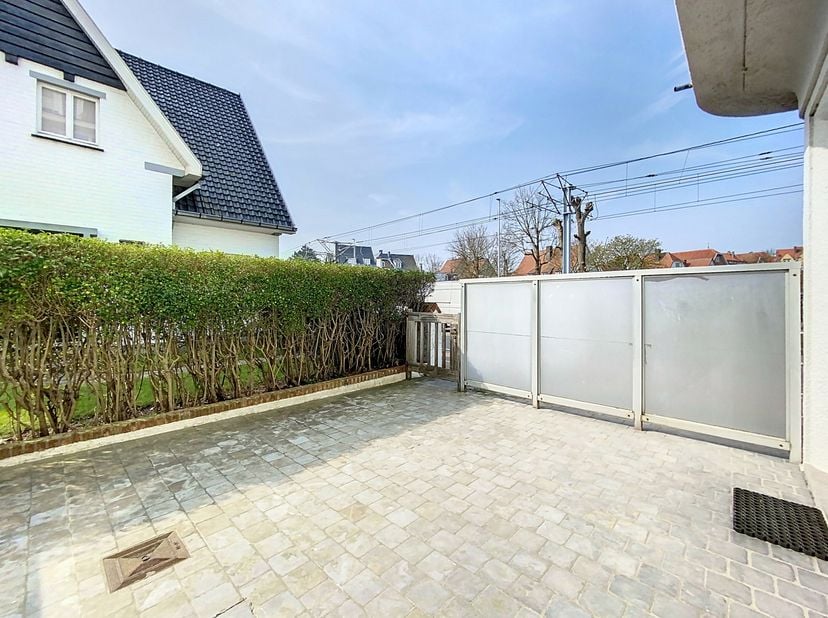 Dit charmante appartement van 54m², biedt een perfecte uitvalsbasis om volop te genieten van alles wat Knokke-Heist te bieden heeft. Het gelijkvloers