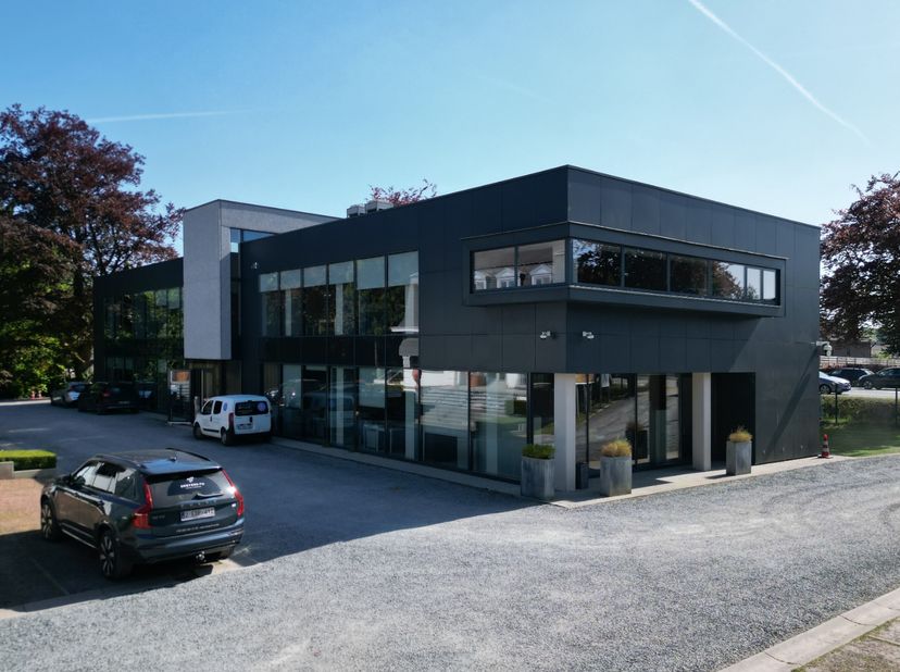 Dit kantorencomplex is uitstekend gelegen langs de Brusselsesteenweg in Melle. De locatie biedt een ideale bereikbaarheid met de opritten van de R4, E