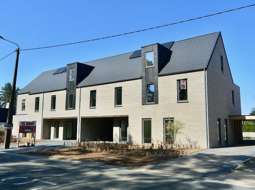 Ruime Nieuwbouwwoning met 4 tot 5 slaapkamers ! Indeling : Inkomhal , apart toilet , woonkamer met deels open keuken , berging . Verdiep : 4 slaapkame