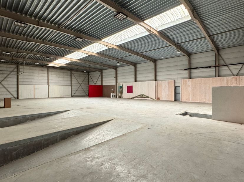 Découvrez cet espace de stockage spacieux de 630 m² en bon état, idéalement situé au 25, rue Ommegang à Deerlijk. Cet espace commercial offre l&#039;enviro