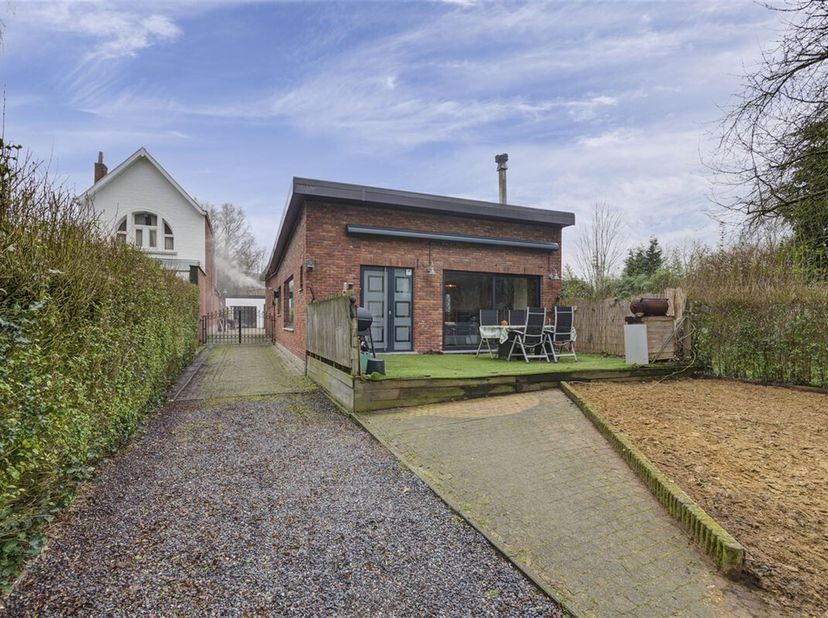 Op zoek naar een unieke combinatie van magazijnruimte en woning op een toplocatie in Schoten? Deze instapklare vrijstaande woning met magazijn van 140