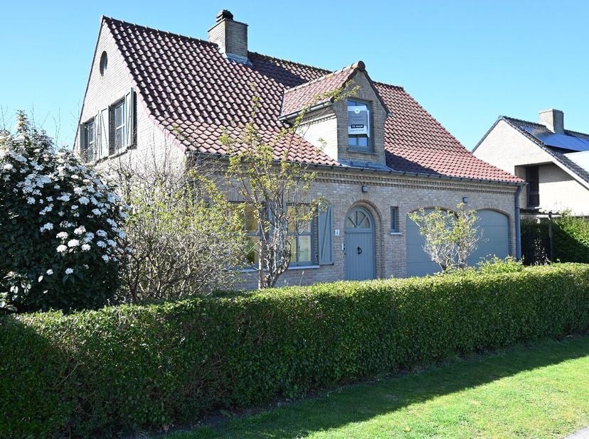 Villa in landelijke stijl op unieke ligging in doodlopende straat, op boogscheut strand Bredene-duinen. Deze knappe woning is gelegen op een perceel v